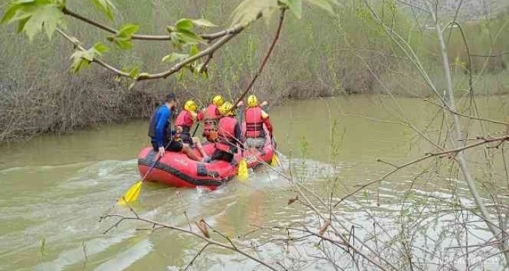 Zap Suyu’nda rafting yaparak yarışmalara hazırlanıyorlar