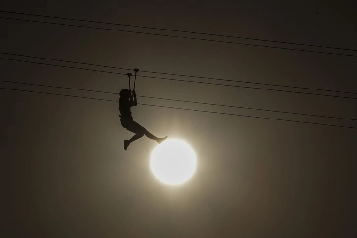 Zipline yaptığı sırada direğe çarparak feci şekilde can verdi