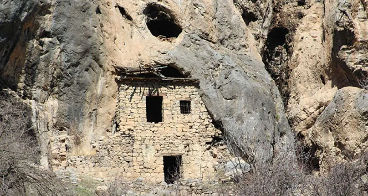 1226 yıllık kayaya yapışık dubleks evler görenleri hayretler içinde bırakıyor