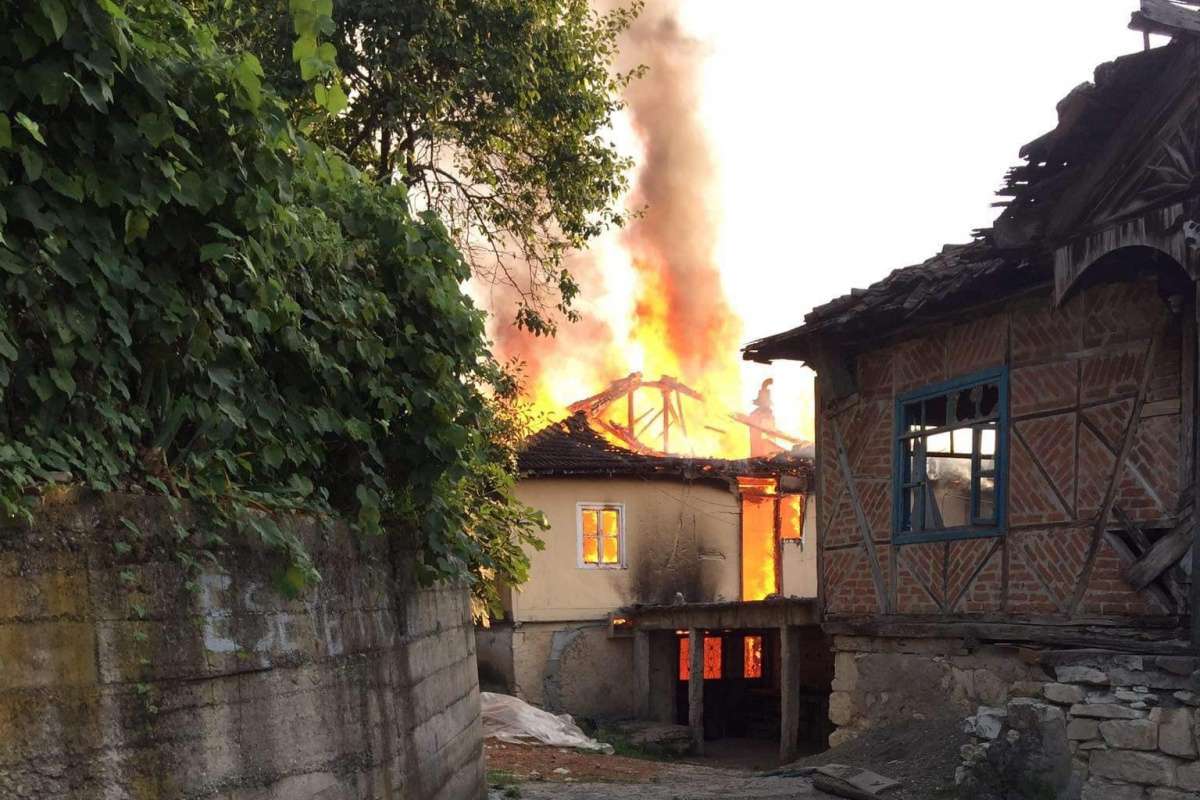 2 katlı ahşap ev alevlere teslim oldu