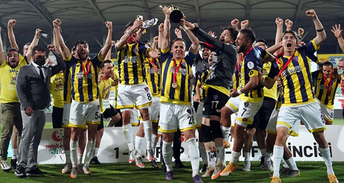 2. Lig'e yükselen Bucaspor 1928 kupasını aldı