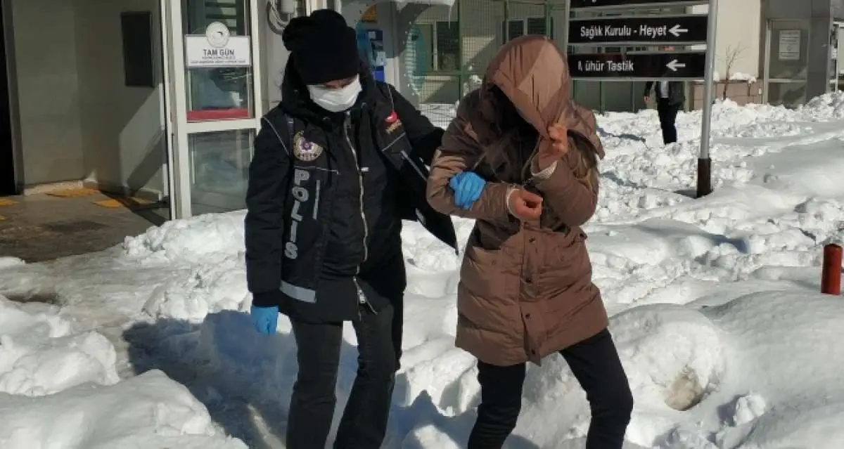 25 yaşındaki kadın satışa hazır uyuşturucu haplarla yakalandı