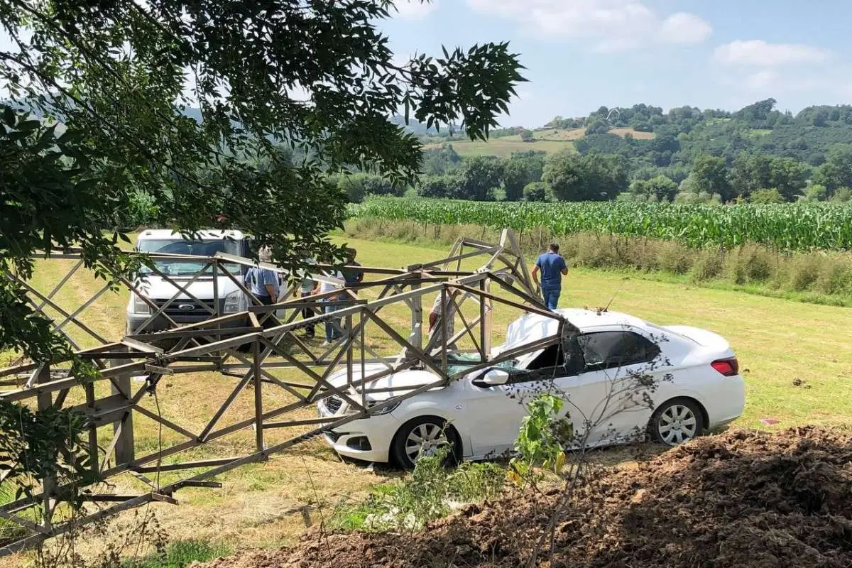 3 tonluk yüksek gerilim hattı direği, otomobilin üzerine devrildi