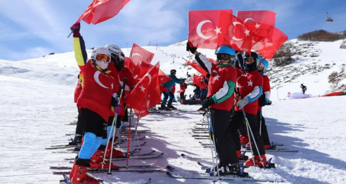 300 sporcu Türk bayrakları ile aynı anda kaydı