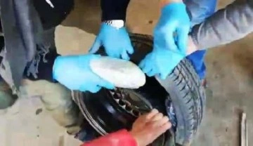 5 kilo esrarı otomobilin yedek lastiğine gizlemişler