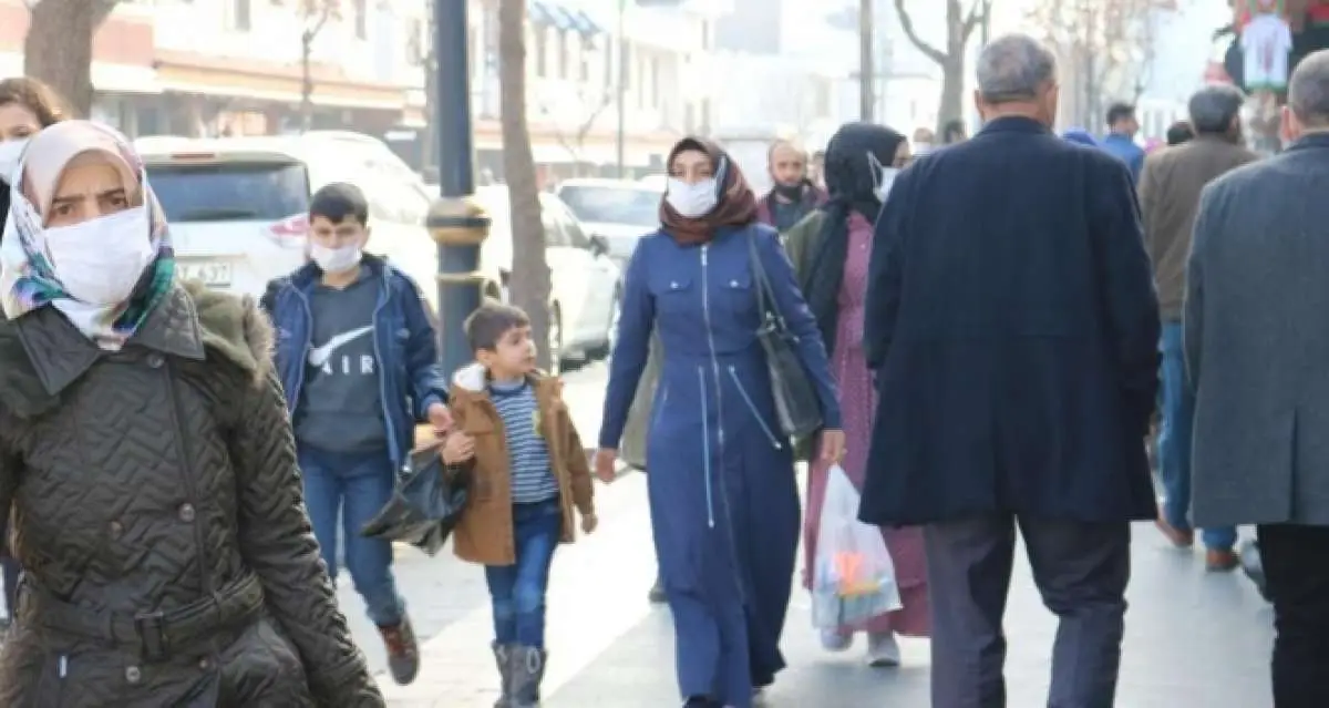 56 saatlik kısıtlama bitti, Diyarbakır'da trafik yoğunluğu başladı