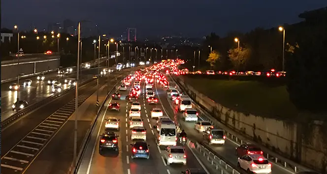 56 saatlik kısıtlama sonrası İstanbul'da trafik yoğunluğu yüzde 40'ı aştı