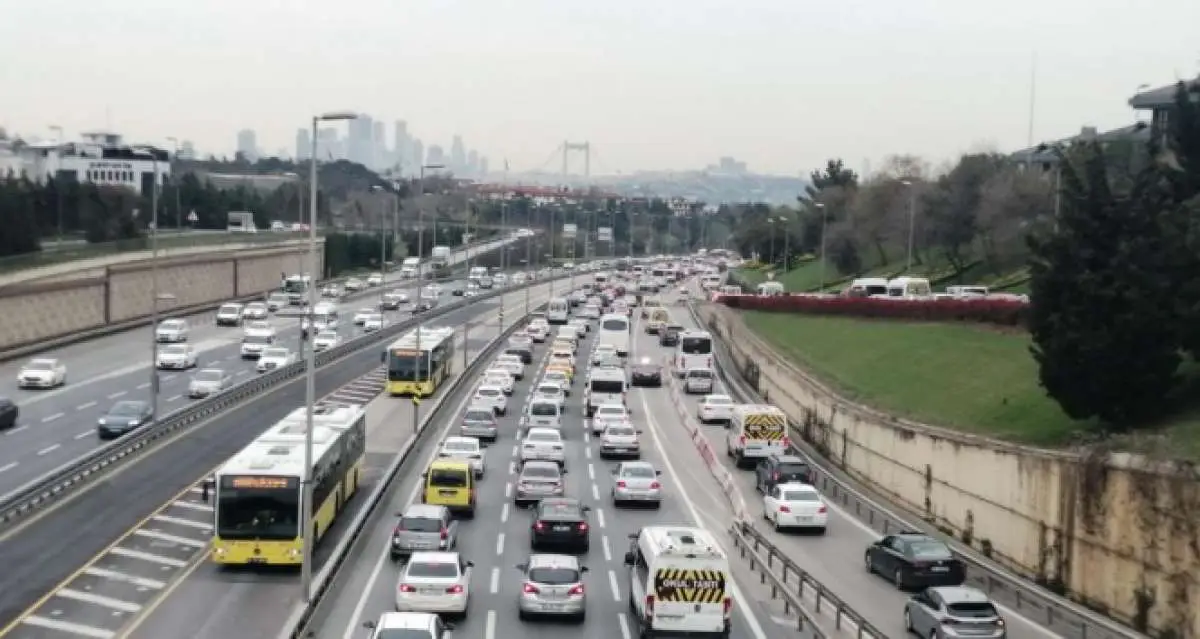 56 saatlik kısıtlamanın sonlanmasıyla E-5'te trafik yoğunluğu!