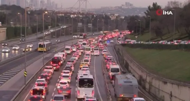 80 saatlik kısıtlamanın sonlanmasıyla E-5'te trafik yoğunluğu