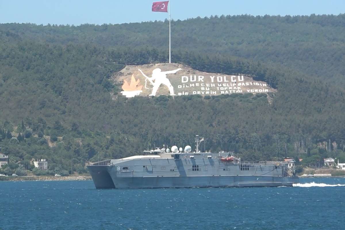 ABD Donanması'na ait 'USNS Yuma', Çanakkale Boğazı'ndan geçti