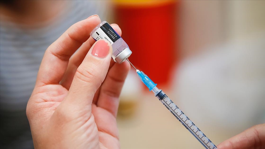 ABD Sağlık Bakanı ve Dr. Fauci canlı yayında Moderna'nın Kovid-19 aşısını yaptırdı