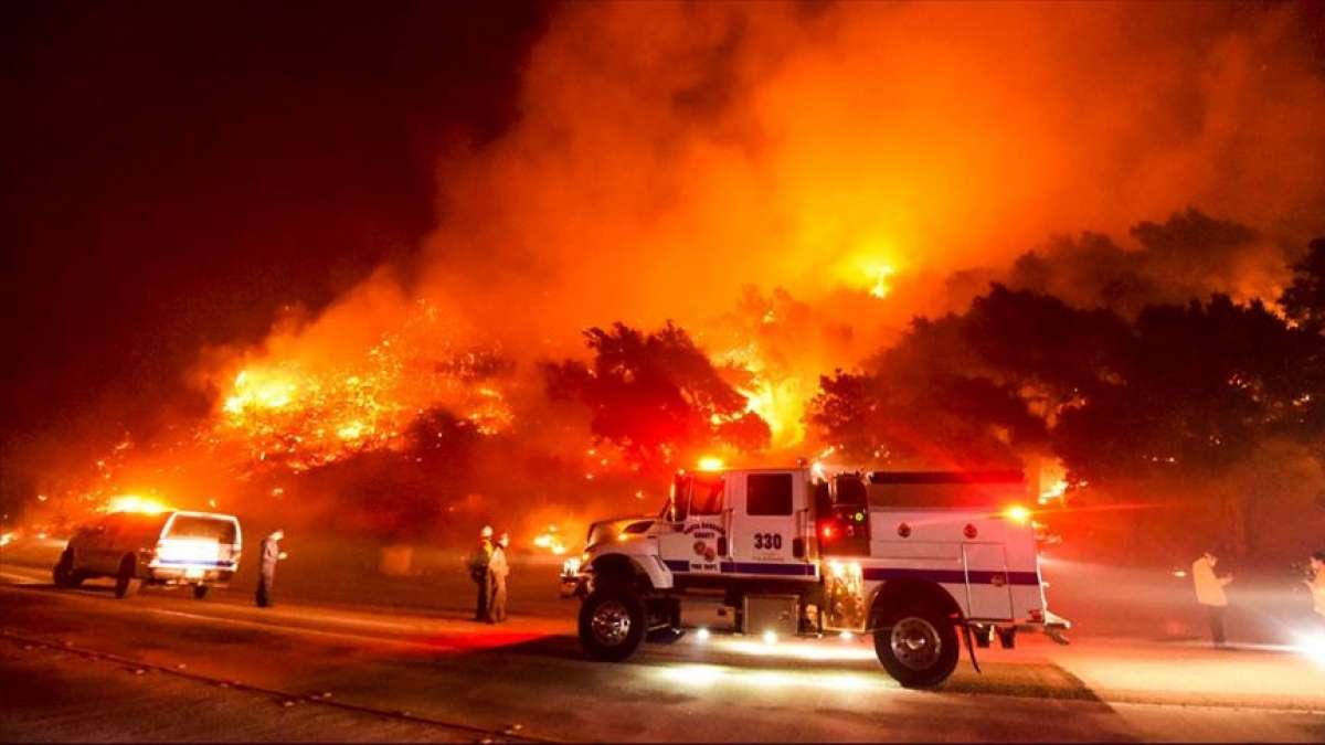 ABD'nin California eyaletinde 3 haftadır devam eden orman yangını tekrar büyümeye başladı