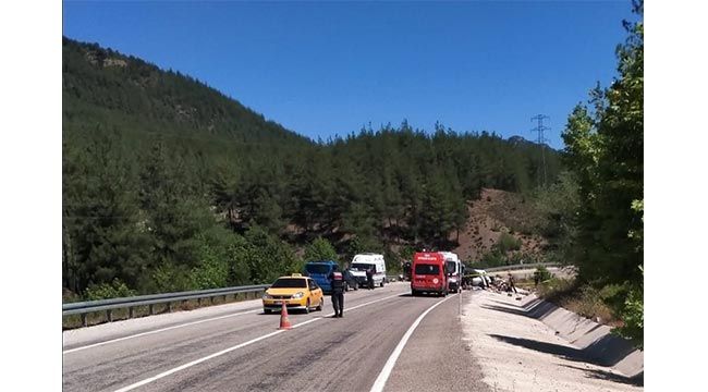 Adana'da düğün yolunda kaza: Aynı aileden 5 kişi öldü