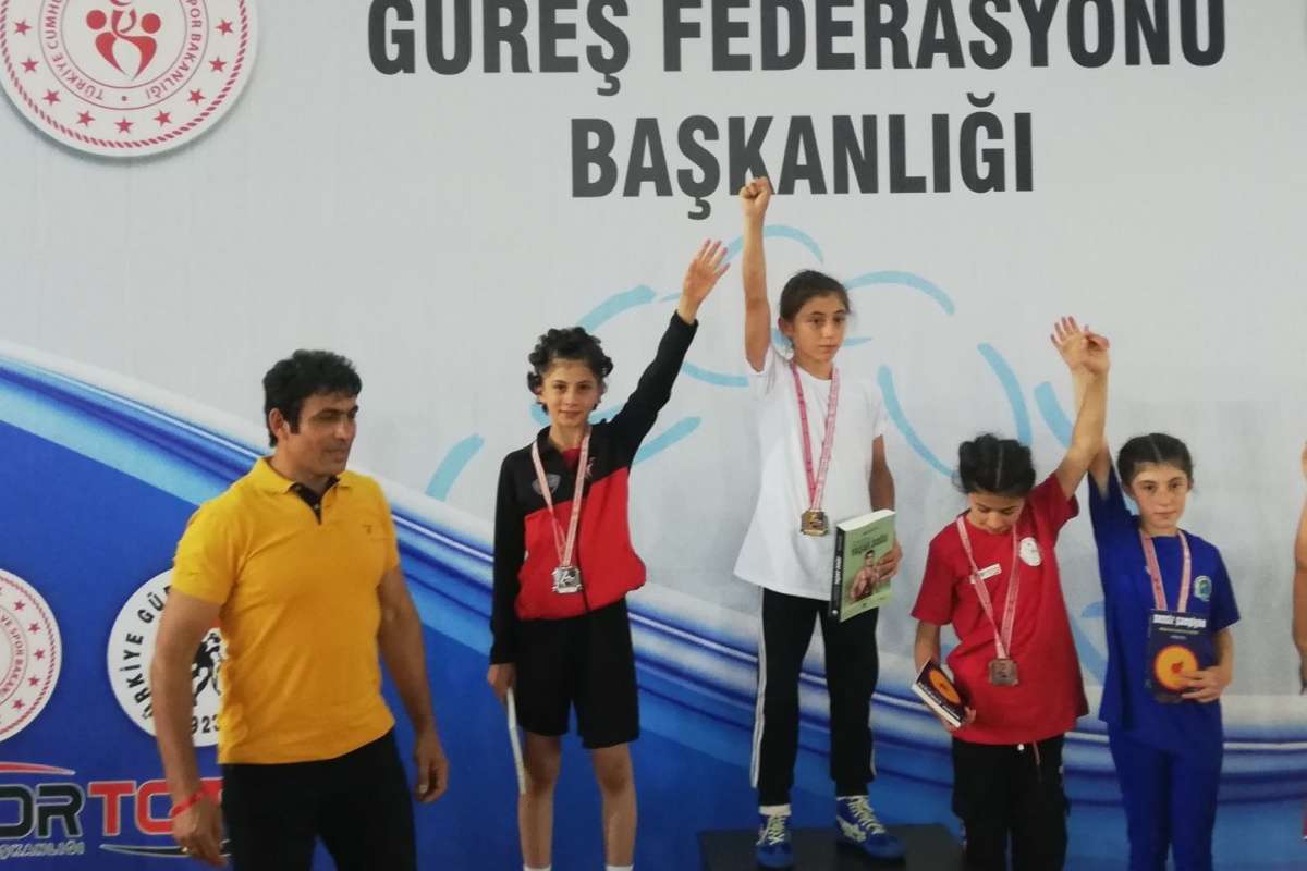 Ağrılı bayan güreşçi Türkiye şampiyonu oldu