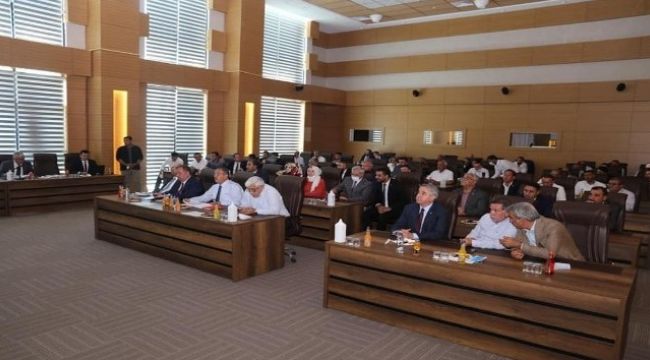 AK Parti Genel Başkan Yardımcısı Özhaseki belediyede toplantıya katıldı