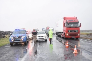 Akaryakıt yüklü tanker devrildi, uzun trafik kuyruğu oluştu