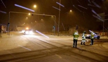 Aksaray-Konya karayolu kar ve tipi nedeniyle ulaşıma kapatıldı