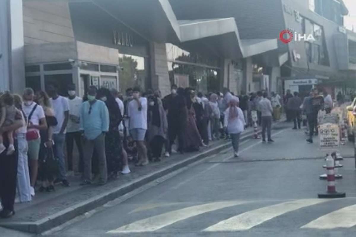 Alışveriş merkezlerinde bayram günü turist yoğunluğu