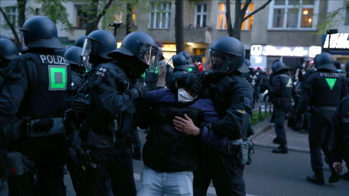 Almanya'da 1 Mayıs gösterilerinde polis ile göstericiler arasında çatışma çıktı