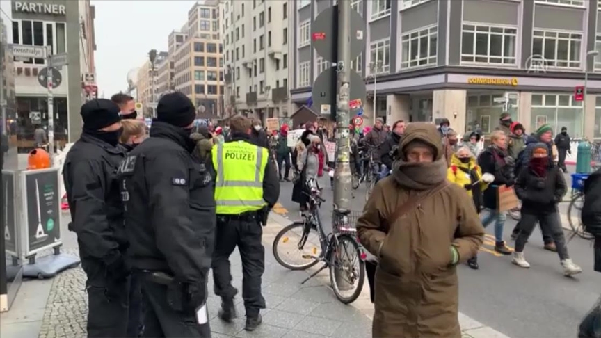 Almanya'da Kovid-19 tedbirlerine karşı çıkanlar medya kuruluşlarını protesto etti