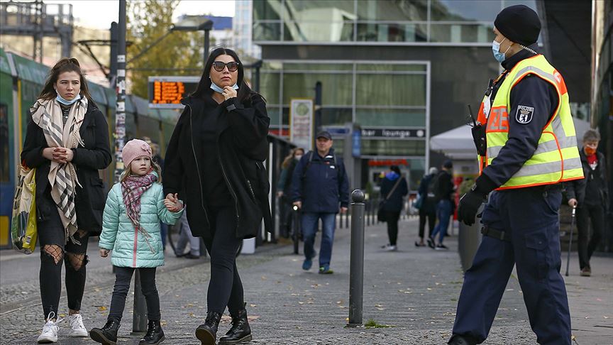 Almanya'da son 24 saatte 410 kişi Kovid-19'dan öldü