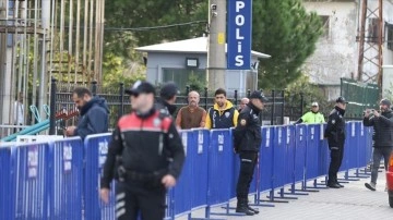 Amasra'da maden ocağındaki patlamaya ilişkin gözaltına alınan şüphelilerin adliyeye sevki sürüy