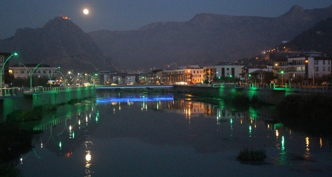 Amasya'da dolunay güzelliği