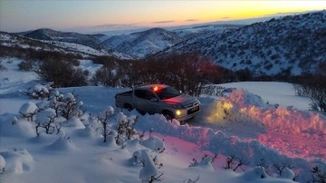 Amasya'da kar nedeniyle mezrada mahsur kalan çobanlar kurtarıldı