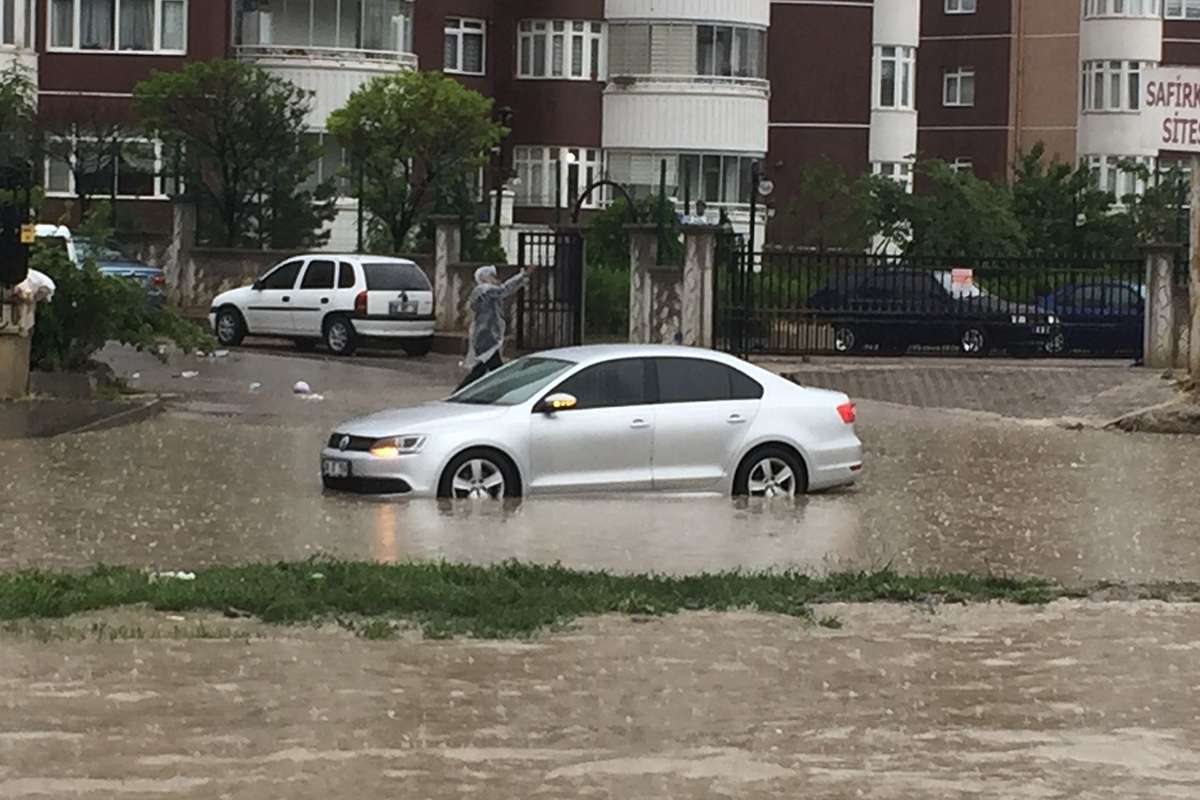 Ankara'da yağmur yağışı sonrası yollar havuza döndü