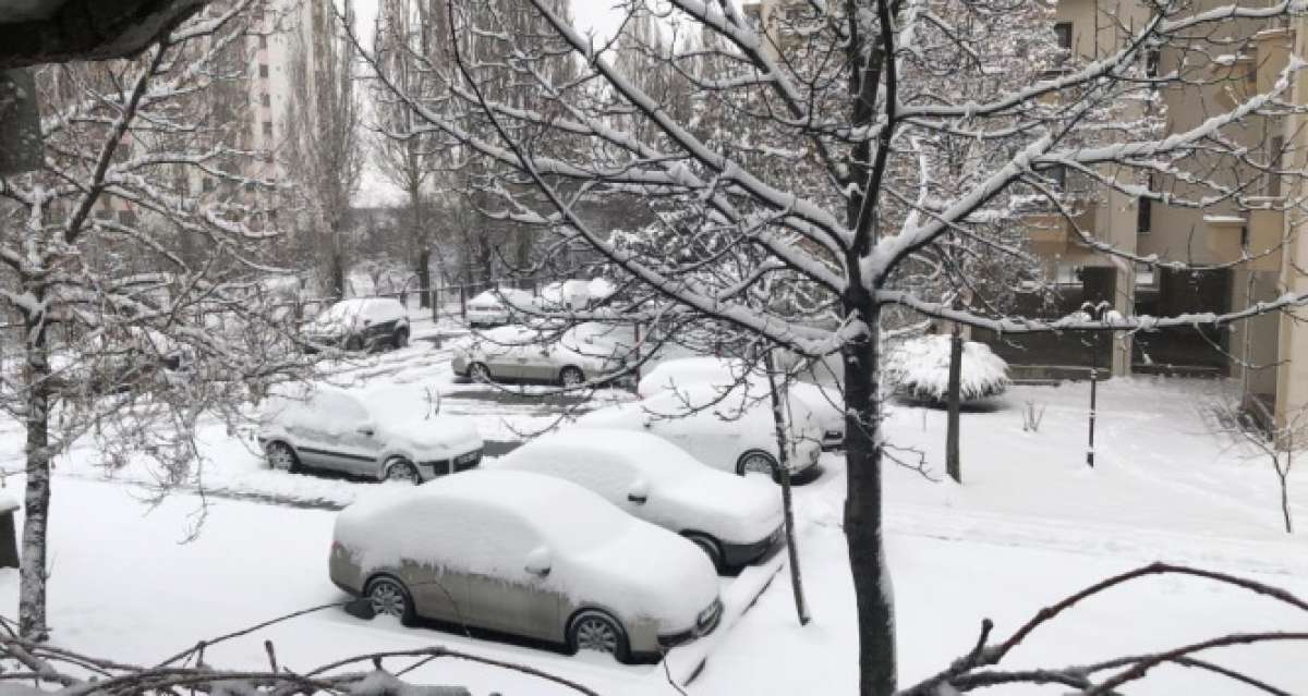 Ankara'da yoğun kar yağışı hayatı olumsuz etkiledi