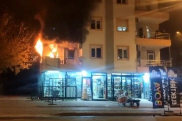 Antalya’da 3 katlı apartmanda yangın paniği