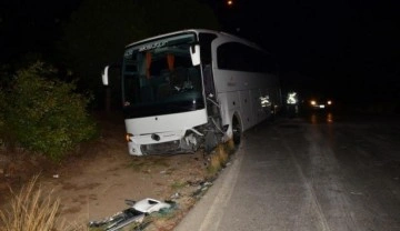 Antalya'da tur otobüsü ile otomobilin çarpıştığı kazada 2 kişi yaralandı