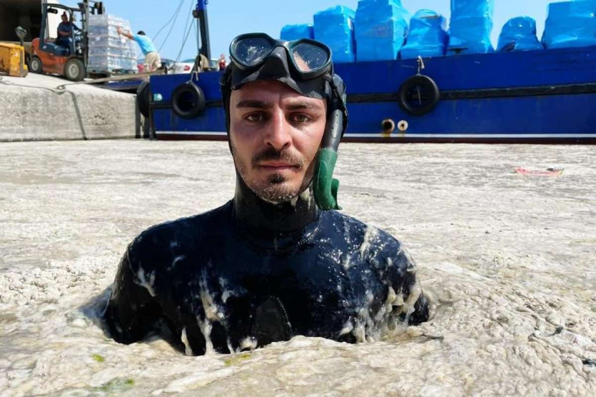 Antalyalı ünlü fenomen Marmara'da müsilaja daldı, denizin üstü ve altı içleri acıttı