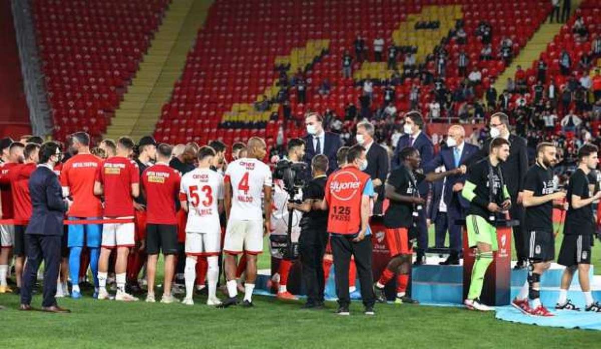 Antalyasporlu futbolculardan Beşiktaş'a alkış