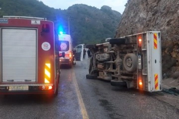 Araç içerisinde sıkışan sürücüyü itfaiye kurtardı