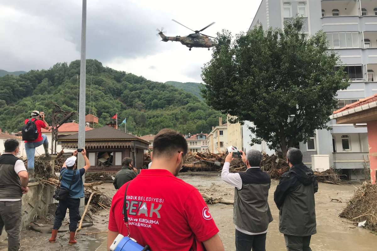 Arama Kurtarma ekipleri, yaşlı kadını selden botla kurtardı