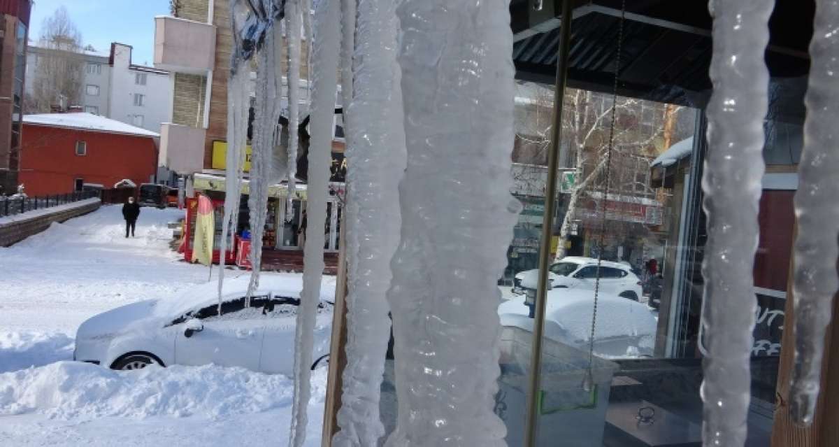 Ardahan'da buz sarkıtları 2 metreye ulaştı