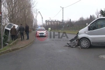 Arnavutköy’de kazaya karışan hafif ticari araç, çayırlık alana uçtu