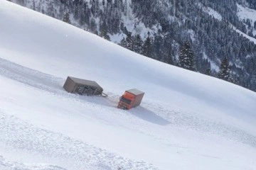 Artvin’de kar ve tipi nedeniyle iki tır yoldan çıkarak uçurum sürüklendi