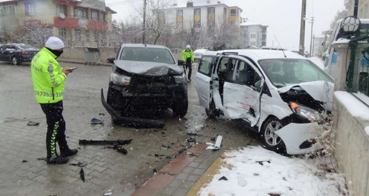 Aşı ekibi kaza yaptı: 4 sağlık görevlisi yaralandı