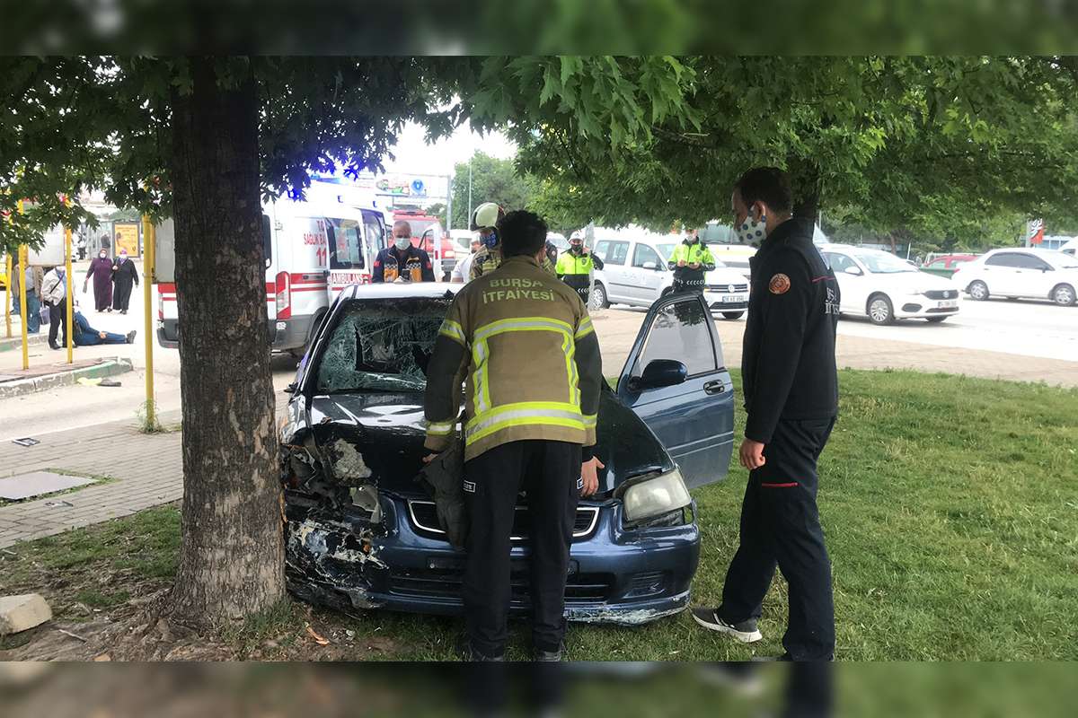 Aşırı hızlı otomobil otobüs durağına daldı: 1'i çocuk 5 kişiyi ezdi