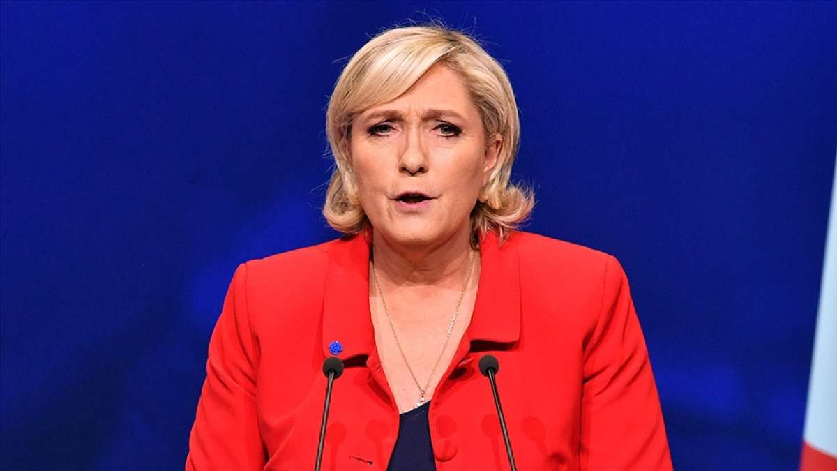 Aşırı sağcı Le Pen, Macron'u e-bildiriyle uyaran askerleri safına davet etti