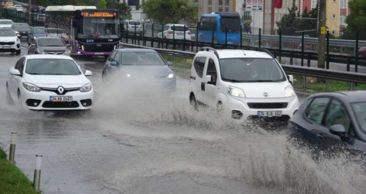 Aşırı yağmur sonucu Pendik D-100 karayolu göle döndü