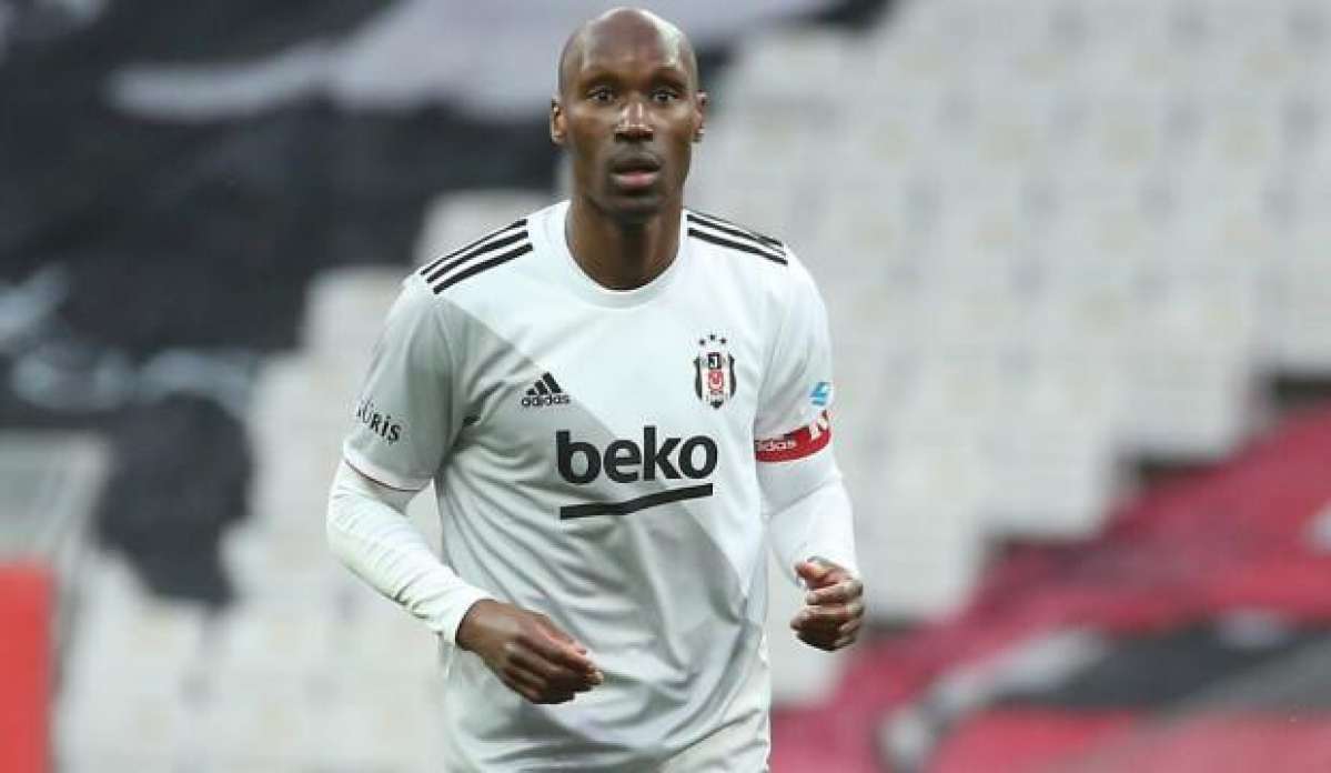 Atiba Hutchinson 1 yıl daha Beşiktaş'ta