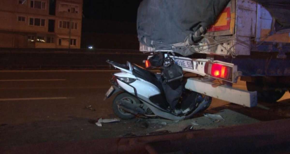 Avcılar'da feci kaza... Motosiklet tıra arkadan çarptı:1 ölü 1 yaralı