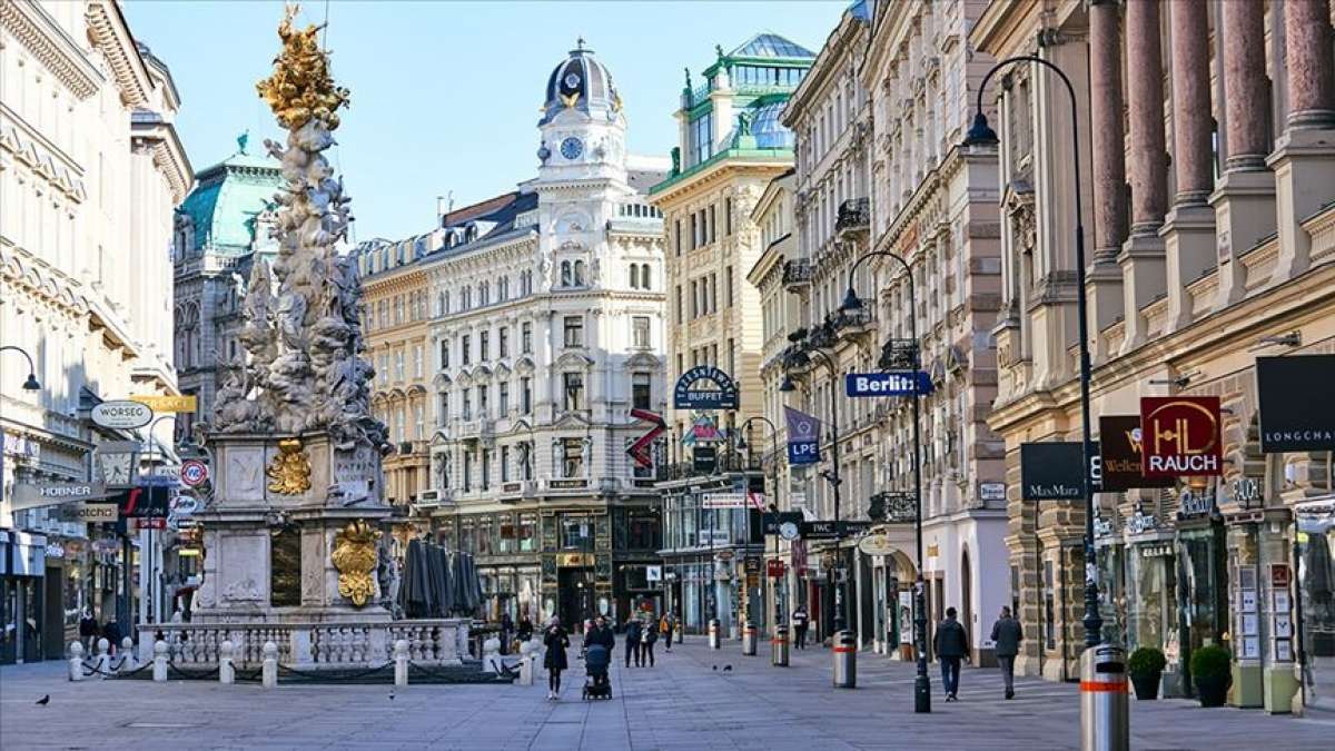 Avusturya'da yaklaşık 6 hafta sonra alışveriş merkezleri ve kuaförler yeniden açıldı