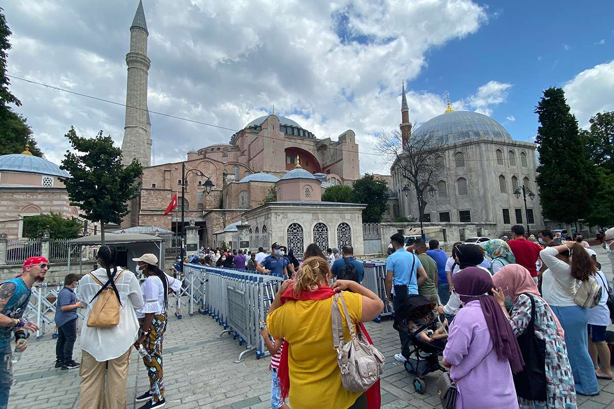 Ayasofya-i Kebir Camisi'nin ibadete açılmasının yıl dönümünde ziyaretçi akını