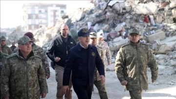 Bakan Akar, Hatay kent merkezindeki arama kurtarma çalışmalarını inceledi