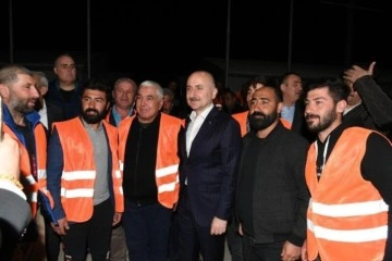 Bakan Karaismailoğlu, şantiye işçileri ve mühendislerle sahur yaptı