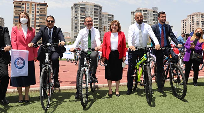 Bakan Kasapoğlu bisiklet dağıtım törenine katıldı